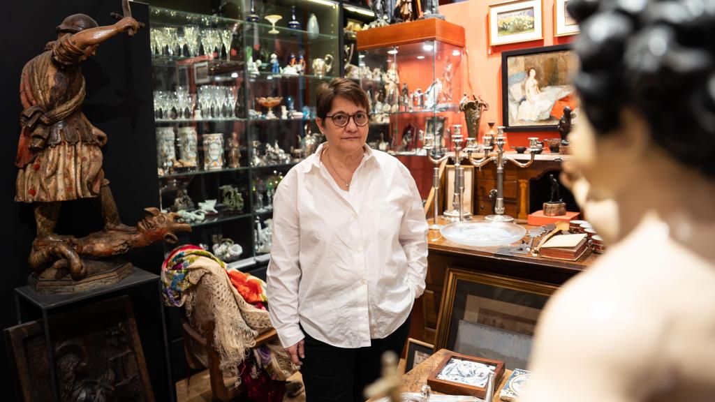 Olga de Sandoval, propietària d'Antiguitats Sandoval