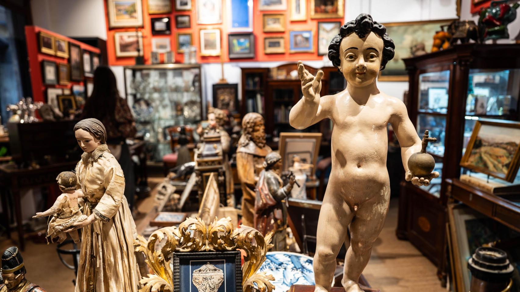 Objetos del comercio Antiguitats Sandoval, en el Gòtic