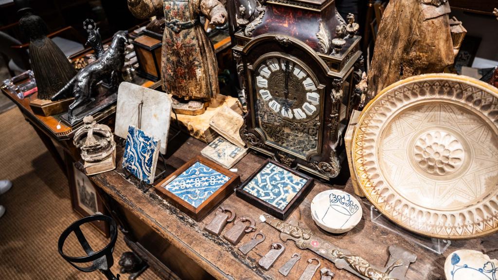 Objectes del comerç Antiguitats Sandoval, al Gòtic