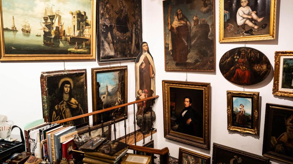 Obres d'art del comerç Antiguitats Sandoval, al Gòtic