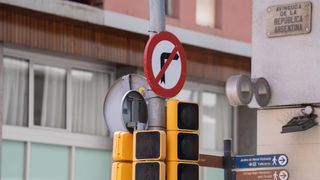Un semáforo en la Avenida República Argentina en Barcelona, Catalunya (España)