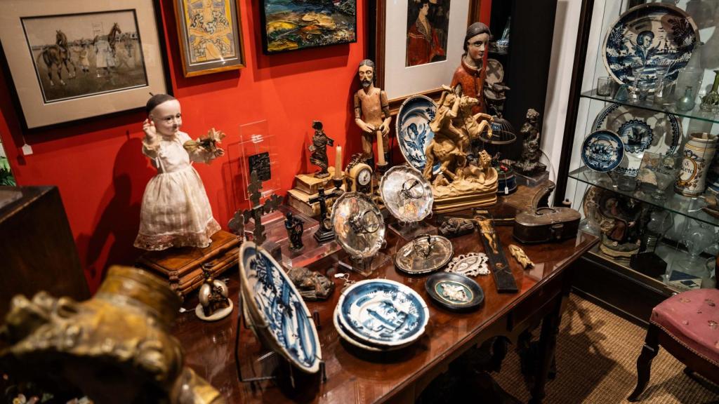 Objetos del comercio Antiguitats Sandoval, en el Gòtic