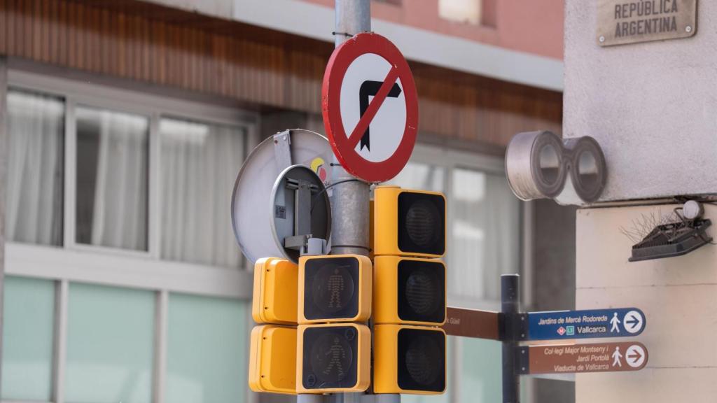 Un semáforo en la Avenida República Argentina en Barcelona, Catalunya (España)