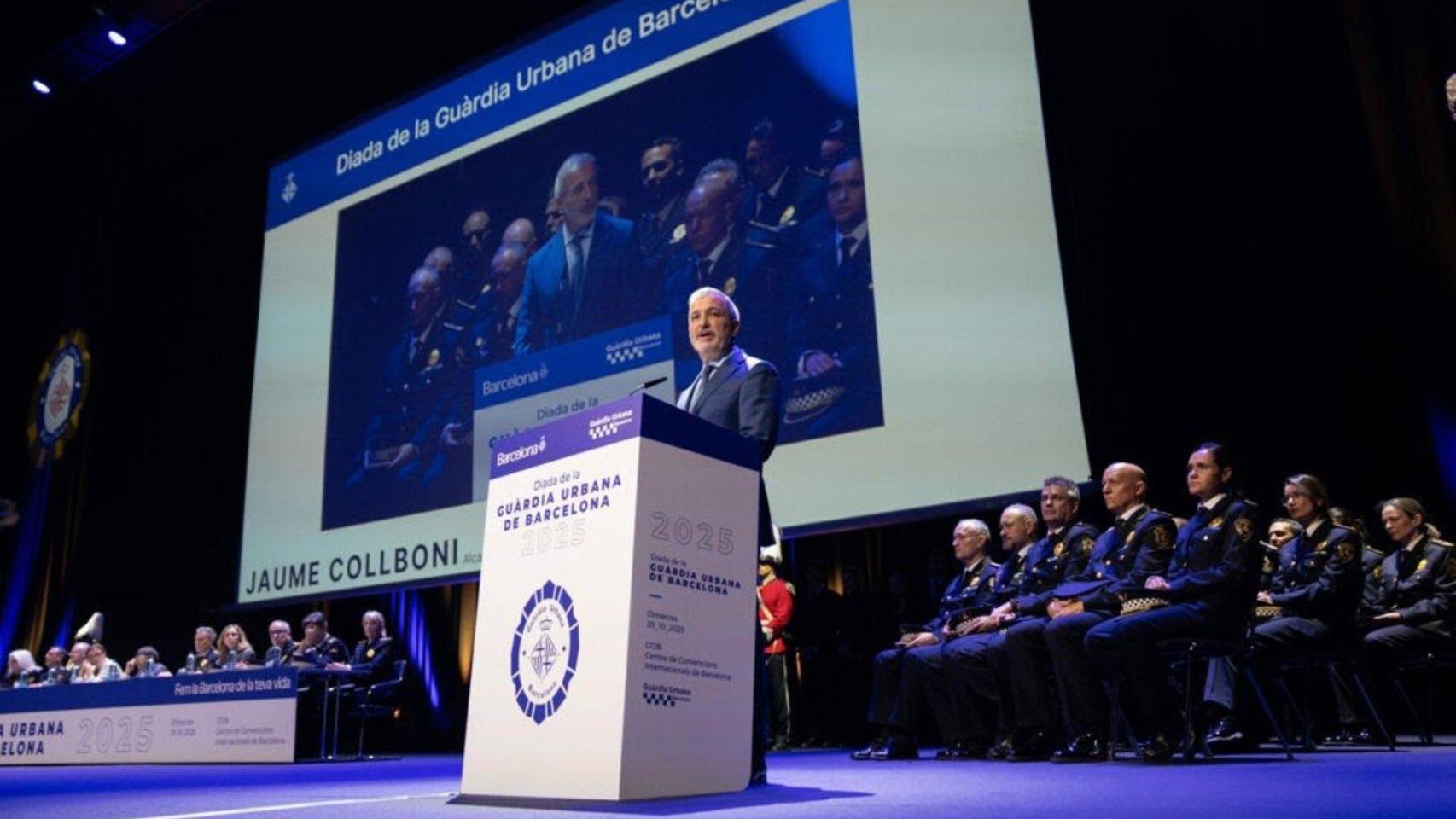 El alcalde de Barcelona, Jaume Collboni, preside el acto por la Diada de la Guàrdia Urbana