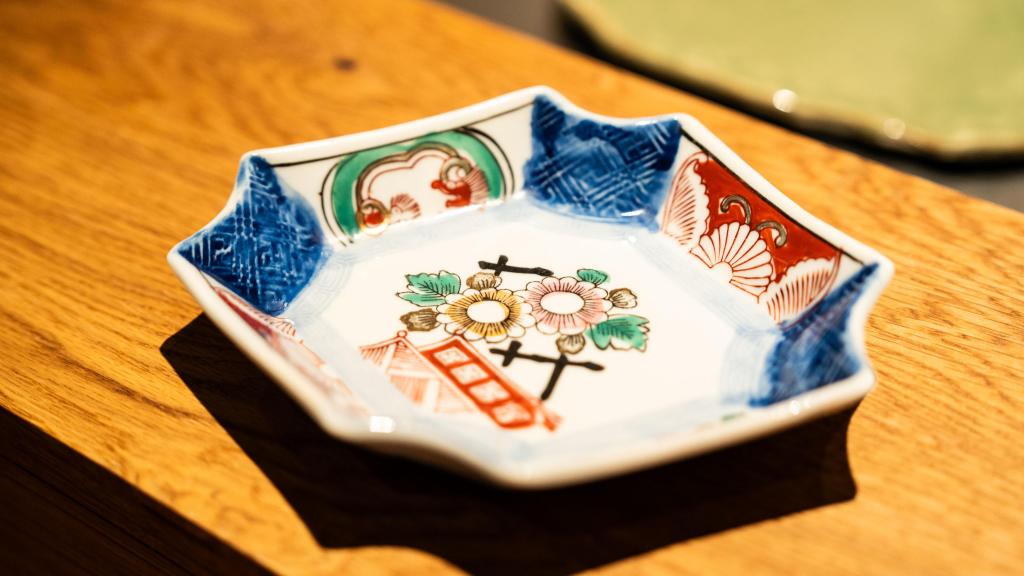 Vajilla de Fukamura, que Daisuke trae de Tokio