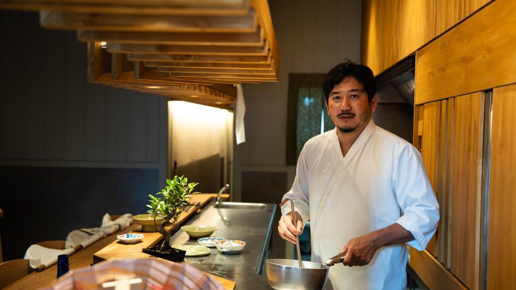 El chef Daisuke Fukamura en la barra de su restaurante Fukamura