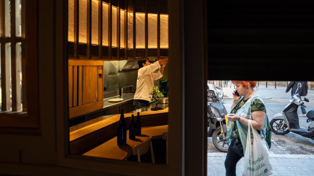 Una persona pasa por delante de Fukamura, la nueva barra ‘omakase’ del chef Daisuke Fukamura