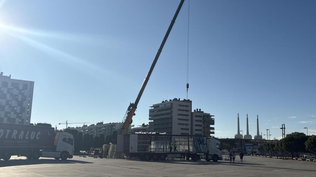 Montaje del árbol de Navidad de Badalona 2025