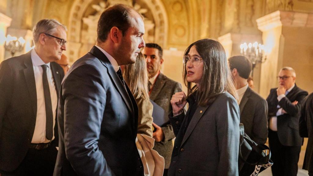 Los 'consellers' Albert Dalmau y Núria Parlon, en los pasillos del Parlament antes de dar explicaciones sobre la respuesta a la DANA de Terres de l'Ebre