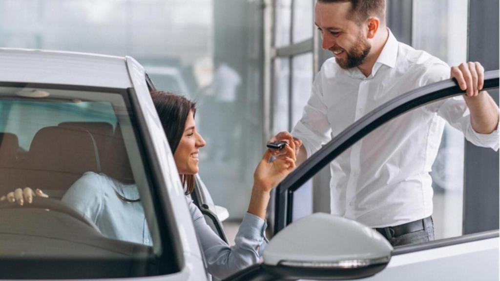 Dueña feliz de un coche nuevo ECO