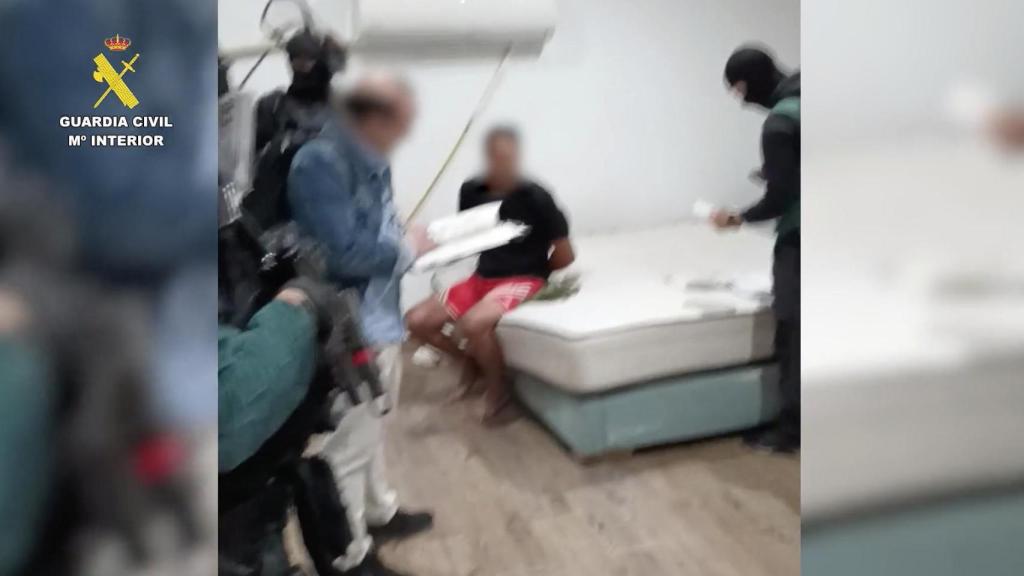 Momento de la detención de uno de los investigados por la Guardia Civil