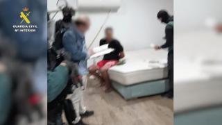 Momento de la detención de uno de los investigados por la Guardia Civil