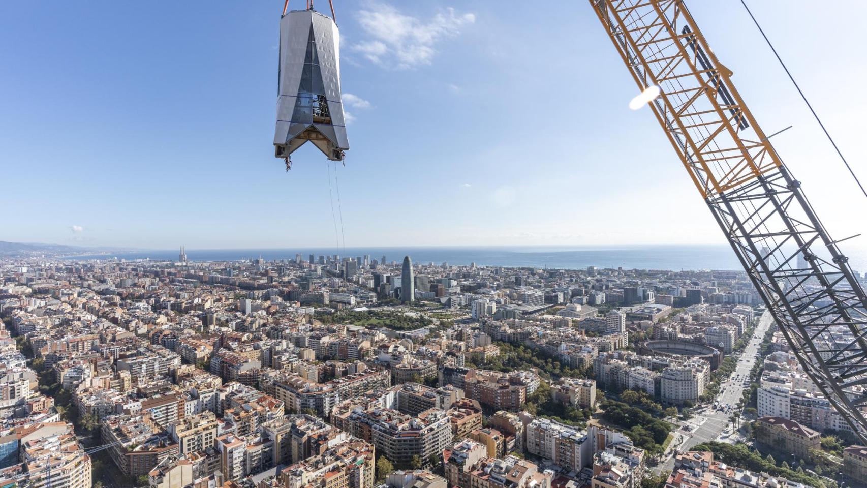 Parte de la cruz de la torre de Jesucristo de la Sagrada Familia