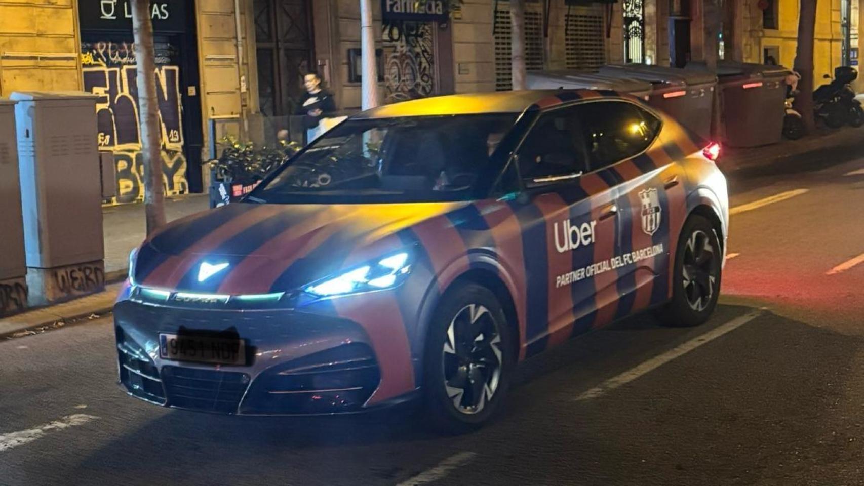 Marea azulgrana: los Uber del Barça ya circulan por las calles de Barcelona