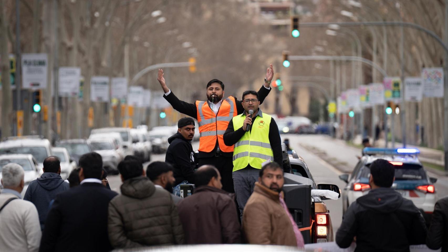 Conductores y empresarios de VTC durante la marcha lenta de las VTC de Catalunya