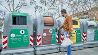 Una persona utilizando el sistema de contenedores de El Prat