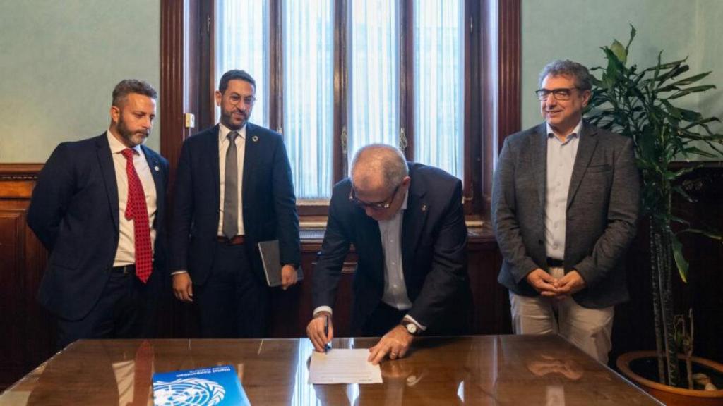 Jordi Valls durant la signatura de l'acord