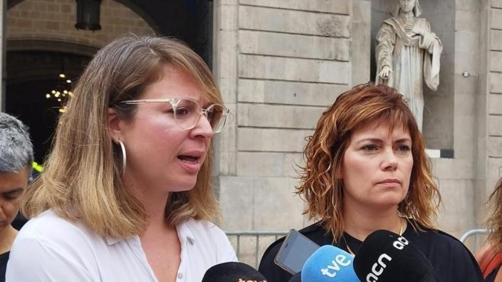 La edil Janet Sanz (BComú) junto a la regidora Elisenda Alamany (ERC)