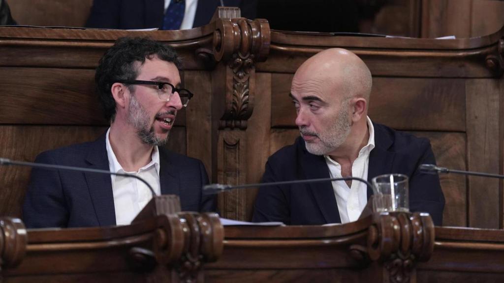 Els regidors populars Juan Milián i Daniel Sirera durant un ple municipal