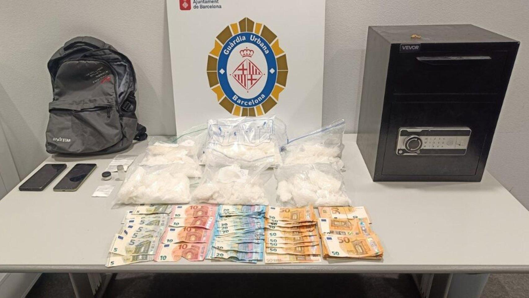 Imagen de la droga y dinero recogido por la Guardia Urbana