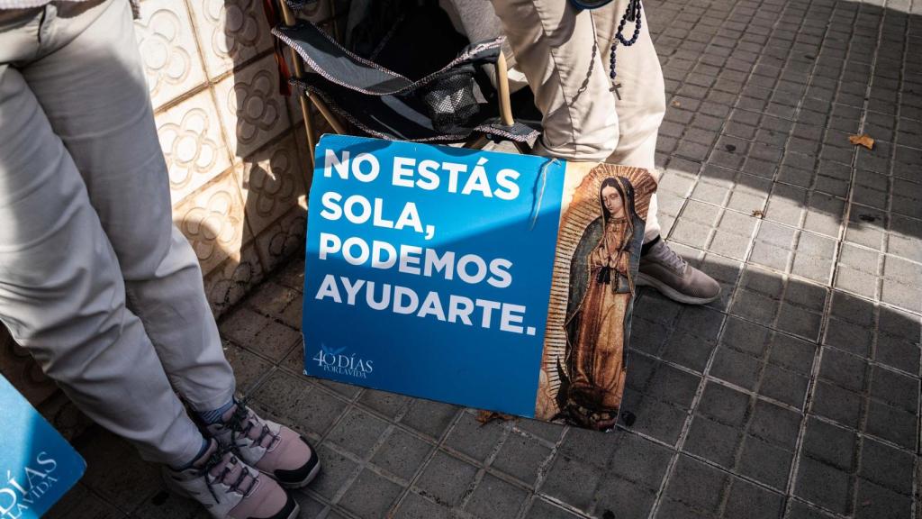 Cartell de l'organització antiavortista 40 dies, davant d'una clínica on es practica la interrupció voluntària de l'embaràs.