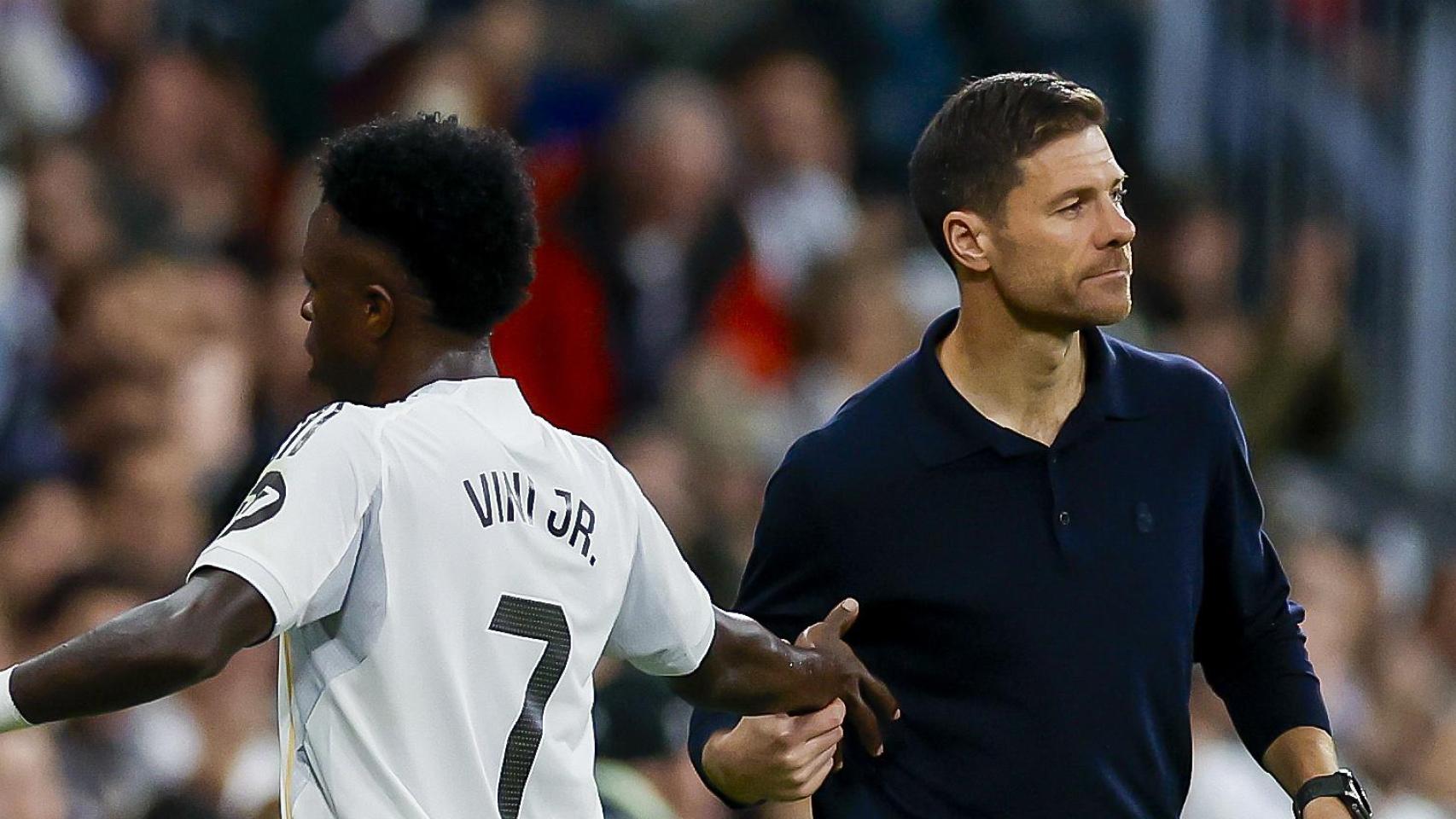 Xabi Alonso saluda a Vinicius Jr tras su sustitución en el Real Madrid-Valencia