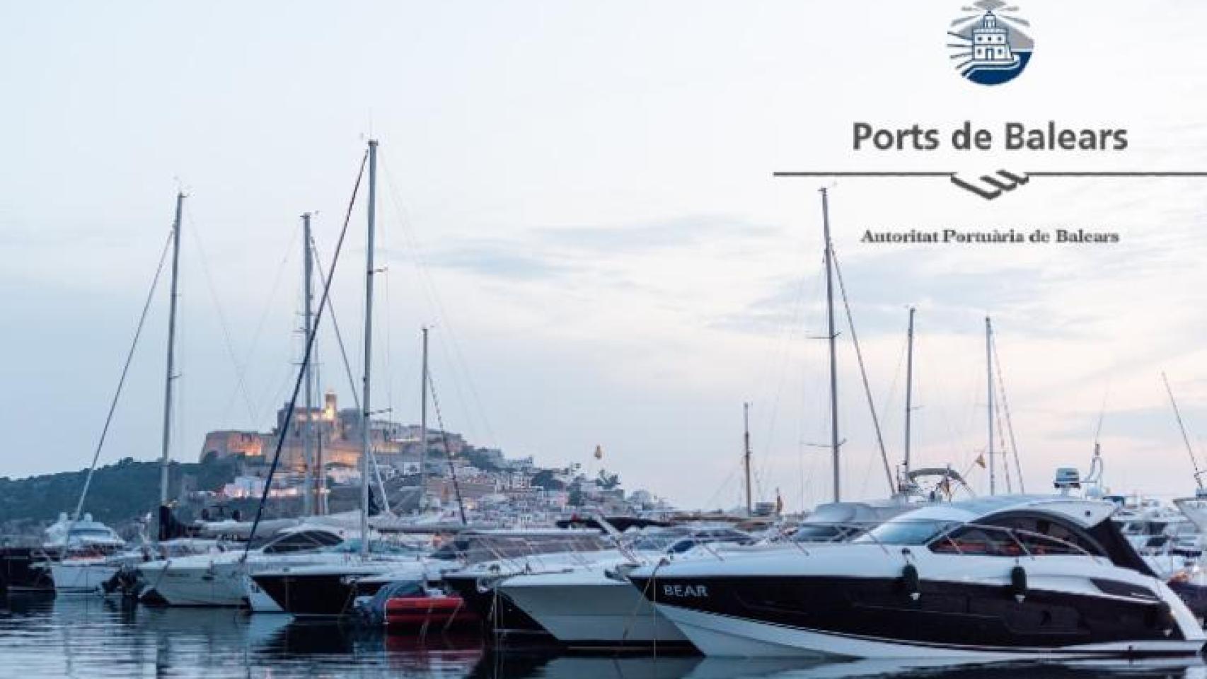 Vista de Marina Botafoch, en Ibiza, y el logo de la APB