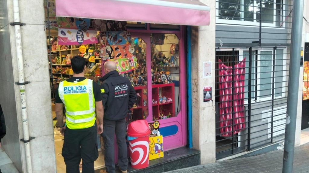 Agentes de los Mossos d'Esquadra en la tienda de golosinas donde se ha producido la detención