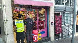 Agentes de los Mossos d'Esquadra en la tienda de golosinas donde se ha producido la detención