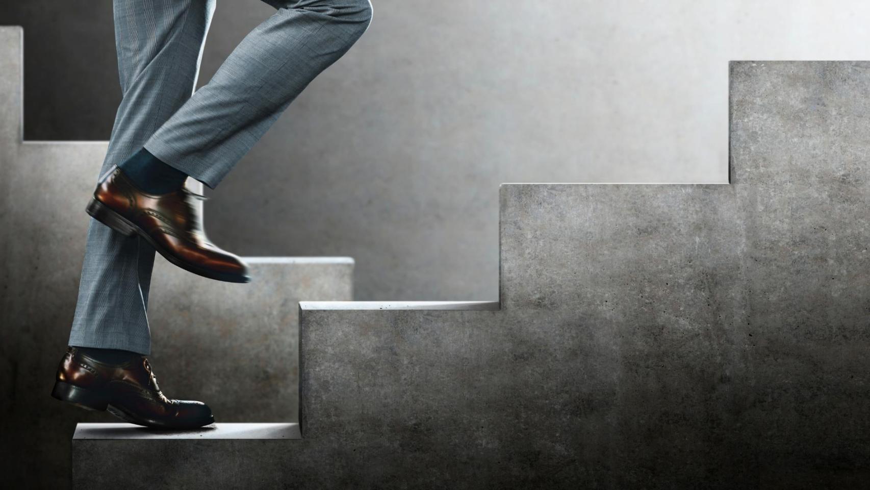 Persona que sube unas escaleras