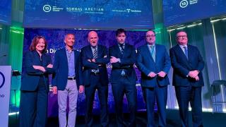 De izquierda a derecha Mercè Conesa, CEO de Barcelona Global; Jumbi Edulbenhram, director de Smart Spaces & Global Public Sector a NVIDIA;  Ignacio Torras, presidente de la Fundació Torras; Ramon Gras, fundador y CEO de Aretian; Chema Casas, director general de Telefónica; y Ramon Agenjo, presidente de Barcelona Global