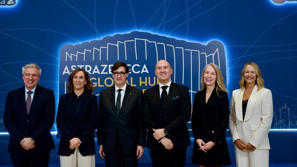 Ruud Dobber, responsable de biofarmacia de Astra Zeneca; Mónica García, ministra de Sanidad; Salvador Illa; Rick R. Suárez, presidente de AZ España; Sharon Barr, directora de investigación de AZ; y Marta Moreno, de asuntos corporativos de AZ.