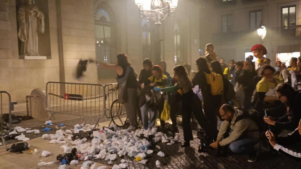 Treballadors de llars d'infants de Barcelona protesten a la plaça Sant Jaume contra les retallades