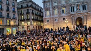 Trabajadores de guarderías protestan contra los recortes en la plaza Sant Jaume de Barcelona