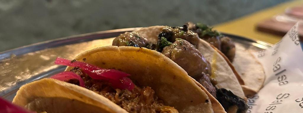 Tacos del restaurant de Salsa Streed Food del carrer Muntaner a Barcelona
