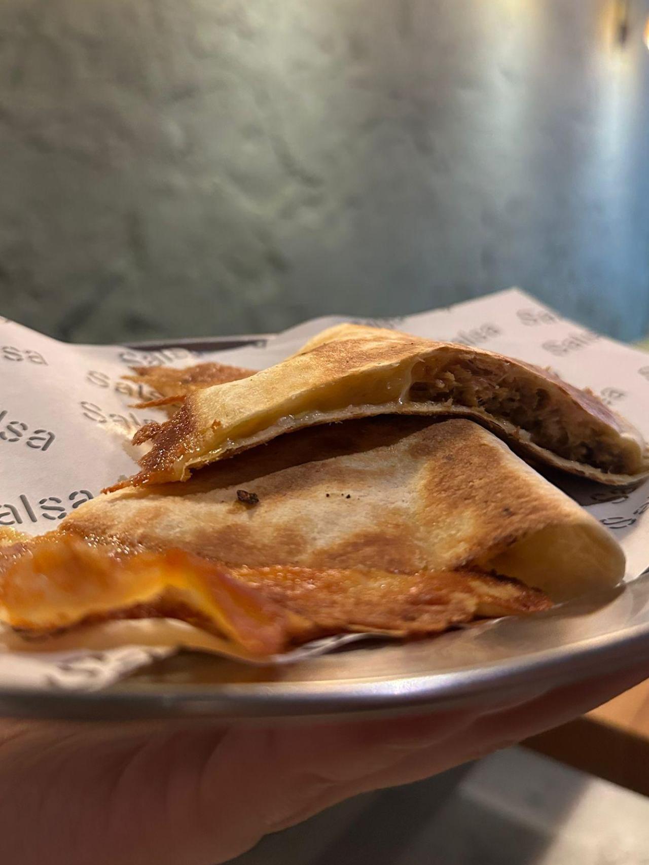 Quesadilla del restaurant Salsa Street Food del carrer Muntaner a Barcelona