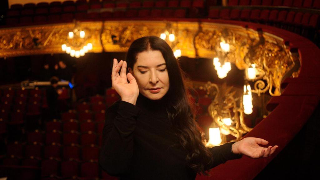 La artista Marina Abramovic posa en la presentación de la performance '7 deaths of Maria Callas' en el Gran Teatre del Liceu, a 6 de marzo de 2023, en Barcelona