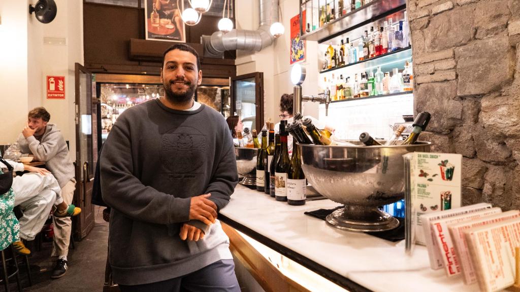 Martín en Bar Pimentel, la taberna del Born que rinde homenaje a su abuelo