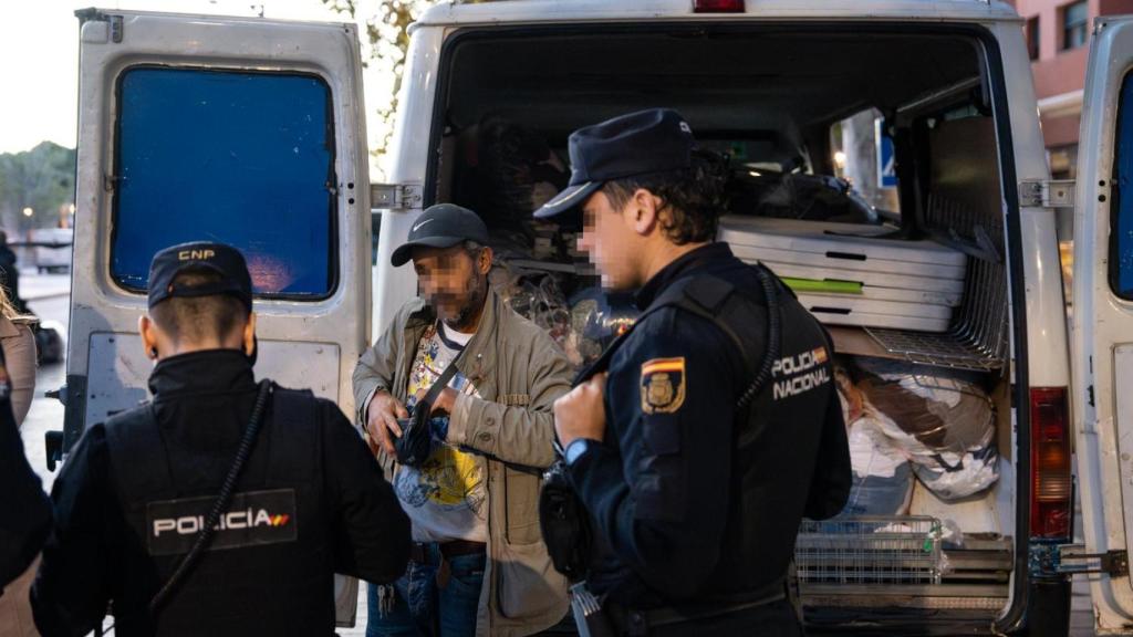 Dos agentes de CNP en el mercadillo de Sant Adrià durante el dispositivo de este martes