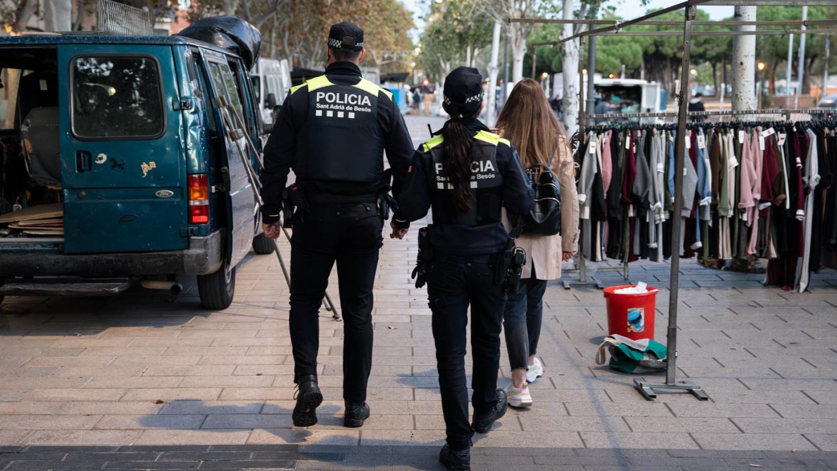 Dispositivo policial en el mercadillo de Sant Adrià: vendedores sin licencia y disputas entre paradistas