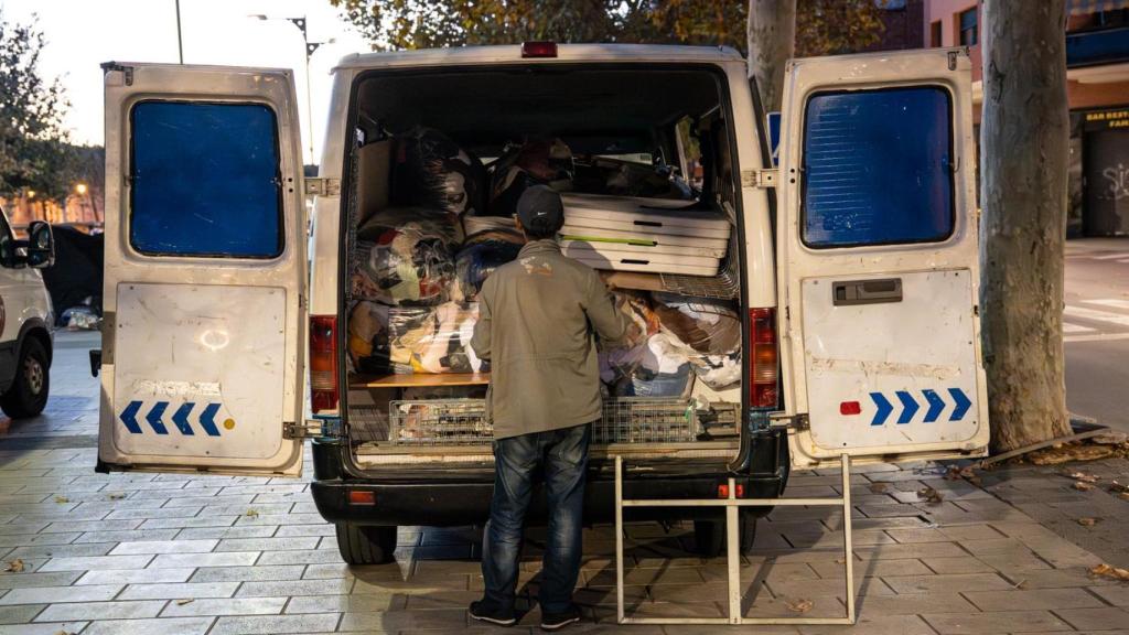Paradistas de Sant Adrià descargando el género