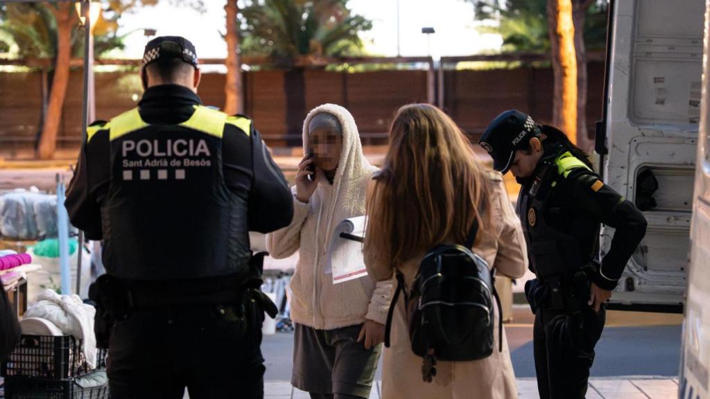 La policia de Sant Adrià amb una paradista il·legal