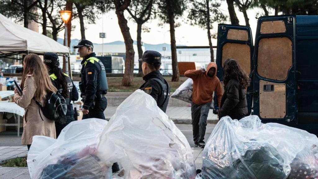 Dispositiu policial al mercat dels dimarts de Sant Adrià