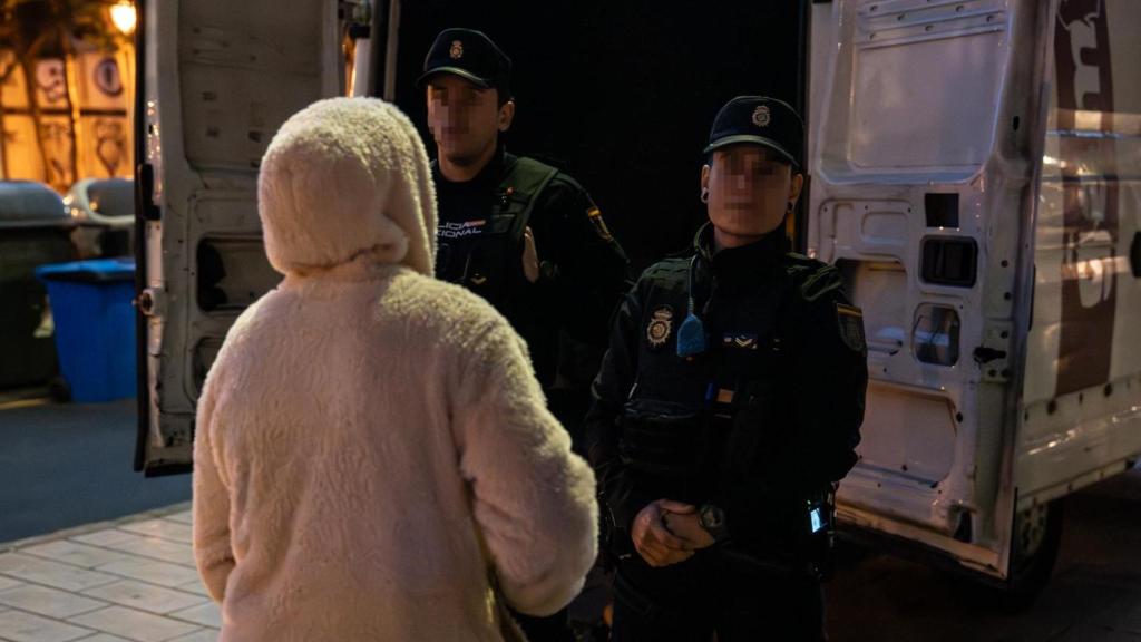 Agents de CNP amb una paradista del mercat de Sant Adrià