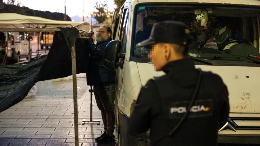 Una agent de CNP al mercat de Sant Adrià durant el dispositiu d'aquest dimarts