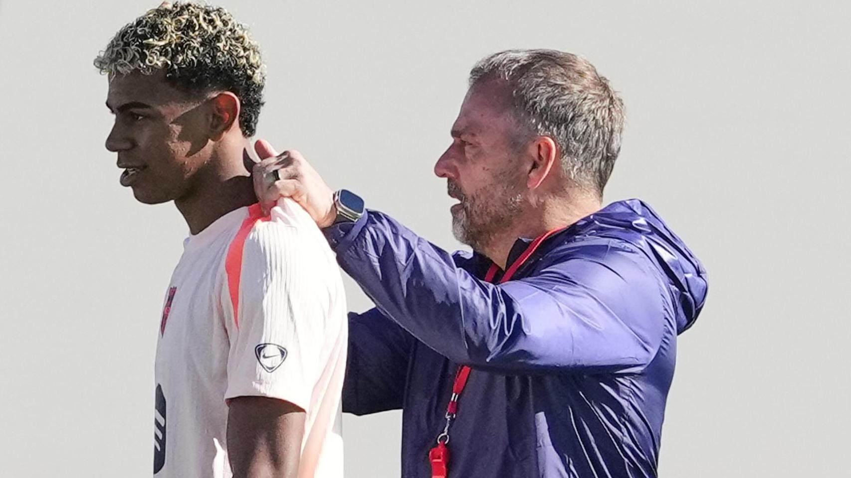Hansi Flick cuida a Lamine Yamal en el último entrenamiento antes del Brujas-Barça