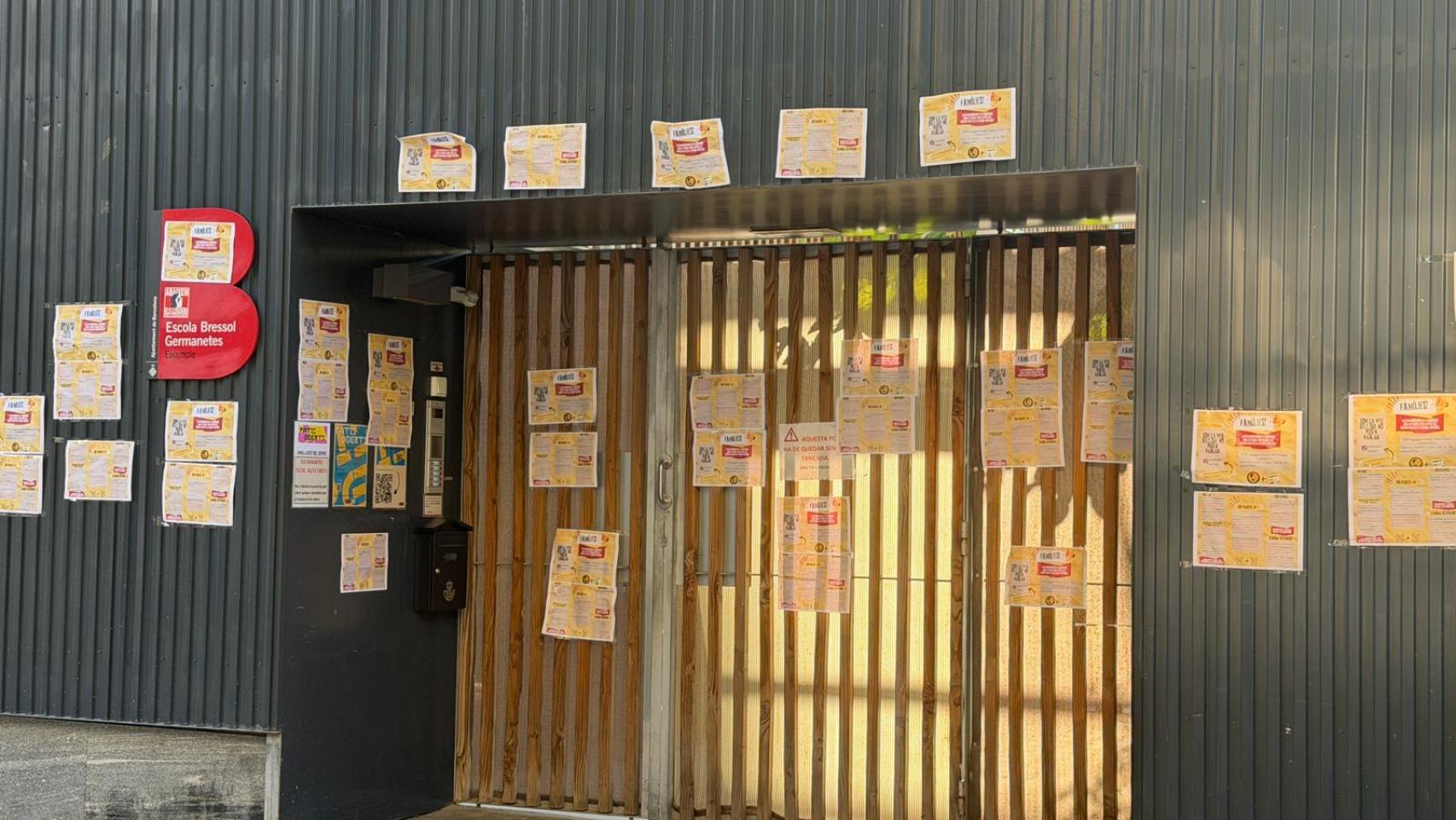 Una de las guarderías de Barcelona tapiada en señal de protesta