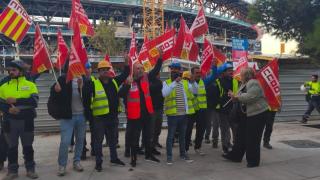 Trabajadores protestando frente al Camp Nou