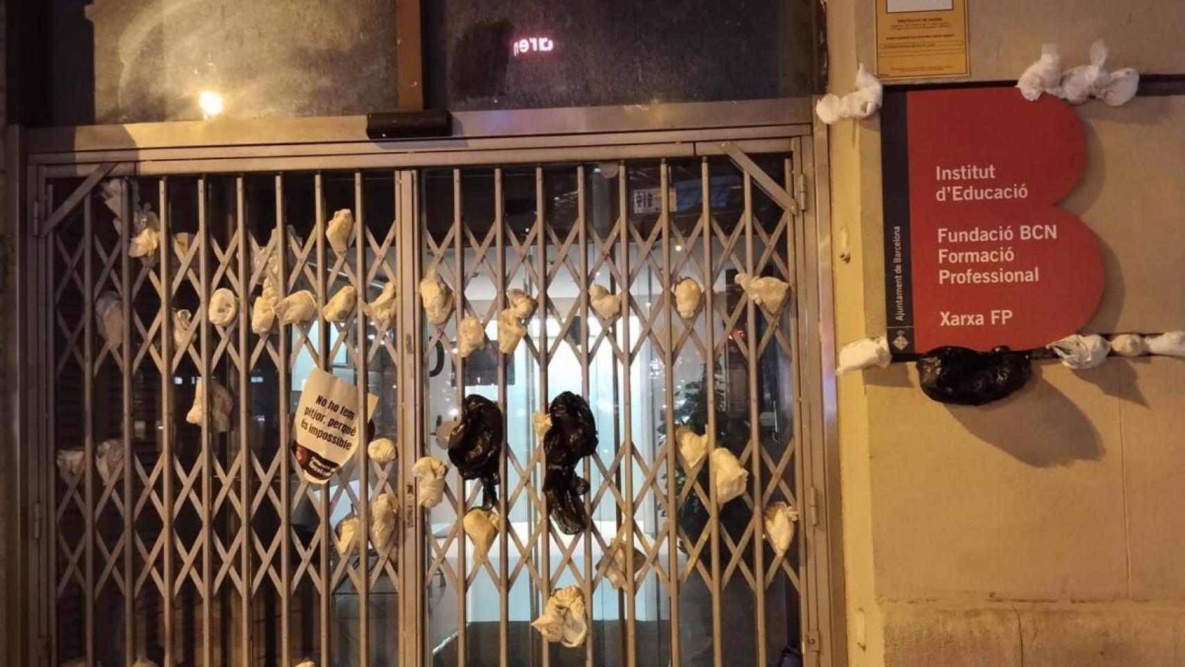 Maestras de escuelas infantiles lanzan pañales con heces al IMEB de Barcelona