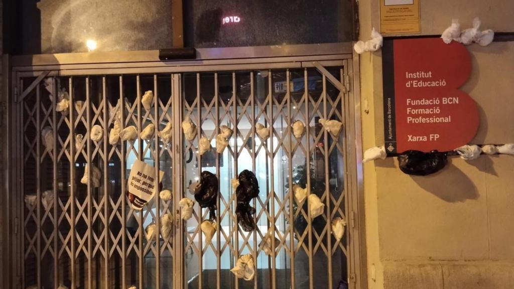 Maestras de escuelas infantiles lanzan pañales con heces al IMEB de Barcelona